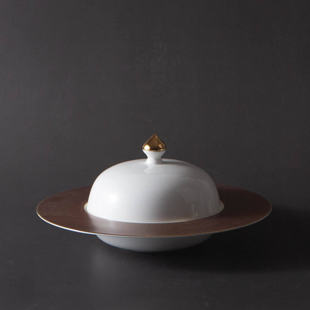 Le bol d'aile en forme de pyramide est de 9 pouces