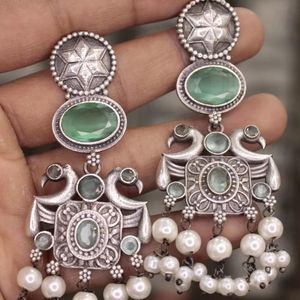 ชุดต่างหูทรงหยดน้ำทำจากหิน Monalisa ฐานทองเหลืองดีไซน์พื้นเมืองทันสมัยสำหรับชุดทำงานแบบแฮนด์เมดในอินเดีย - Product Image 1