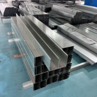 200 150 2mm Düşük Maliyetli Korozyon Önleyici Q235 Önceden Galvanizli Bölücülü Masif Kablo Kanalı İç Mekan Düşük Bütçeli Kablo Projeleri İçin