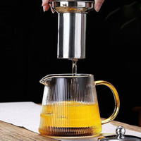 Chaleira de Vidro Borossilicato com Design Listrado de 750ml, Alça Dourada e Tampa Transparente para Preparar e Servir Chá
