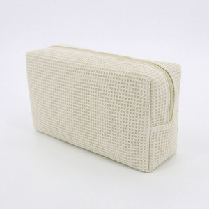 Trousse <span class=keywords><strong>de</strong></span> <span class=keywords><strong>toilette</strong></span> personnalisée brodée en tissu gaufré pour voyage Trousse <span class=keywords><strong>de</strong></span> maquillage cosmétique gaufré avec lettres personnalisées Trousse <span class=keywords><strong>de</strong></span> beauté - Product Image 3