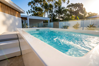 Baignoire de spa d'hydrothérapie de luxe en acrylique pour 2 personnes, bain à remous intérieur/extérieur avec jets et banc rembourré