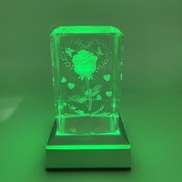 Vente en gros de cubes en cristal de verre K9 de la marque Yucheng, design personnalisé, gravure laser 3D, interrupteur tactile, base lumineuse LED, lumière colorée