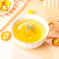 Dagelijkse zomerse hydratatie drank, koude koffie, vitamine C rijk, gedroogd gemengd fruit drankje, kumquat, citroen, passievrucht, kruidenthee