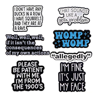 En gros, Pin's en émail métallique classique noir et blanc avec citation, en alliage, pour vêtements et accessoires de sac à dos, également utilisable comme broche ou badge souvenir