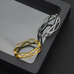 Meilleures ventes : Bagues unisexes en acier inoxydable, design simple ajouré et irrégulier, style luxe discret, bijoux en gros - Product Image 4
