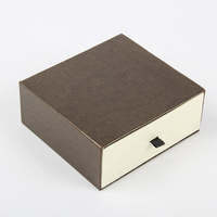 Boîte cadeau pour bijoux personnalisée, boîte en carton rigide, emballage avec laminage mat, boîte en papier recyclable avec poignée pour cadeaux haut de gamme, bijoux