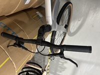 Vélo de gravier en fibre de carbone, guidon plat, transmission électronique sans fil 13 vitesses, freins à disque hydrauliques, roues en alliage d'aluminium 700C*40C