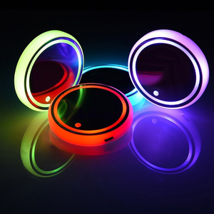 Portavasos Colorido con Luz LED y Carga USB, Luz Ambiental Antideslizante para Automóvil, Encendido Automático - Product Image 3
