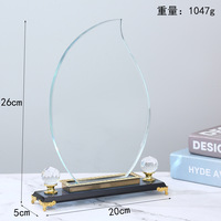 Trophée-plaque en verre transparent en forme de feuille avec base en métal doré et cristal noir