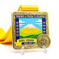 Médaille commémorative personnalisée carrée en alliage de zinc plaqué or avec émail souple, pour tournoi, récompense, souvenir de finisseur de trail, paysage montagneux
