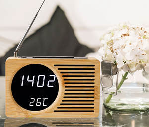 Radio Reloj Despertador Digital Retro de Bambú con Pantalla LED de Temperatura y Radio FM para Mesa de Noche - Product Image 2