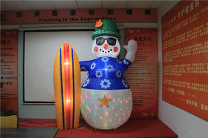 Muñeco de nieve inflable de Navidad <span class=keywords><strong>tropical</strong></span> con esquís y luces de discoteca, decoración de fiesta temática Hawaiana para diversión de vacaciones al aire libre - Product Image 5