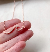 Collier en acier inoxydable pour femmes, pendentif vague plaqué or et imperméable à l'eau, sans ternissement, surfeur, plage, été