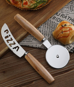 Accessoires de cuisine de bonne qualité Couteau à <span class=keywords><strong>pizza</strong></span> en acier inoxydable avec manche en bois pour outils de coupe-<span class=keywords><strong>pizza</strong></span> - Product Image 3