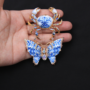 Broche de Animal em Porcelana Esmaltada Azul e Branca Banhado a Ouro com Strass: Dragão, Beija-flor, Borboleta, Caranguejo, Sapo, Golfinho, Besouro - Alfinete de Lapela - Product Image 4