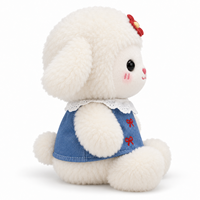 Jouets en peluche en gros, agneaux blancs avec robes bleues, cols en dentelle et fleurs rouges pour collections de cadeaux personnalisés