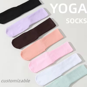Chaussettes personnalisées de haute qualité pour femmes, chaussettes de yoga antidérapantes, chaussettes de pilates, chaussettes mi-hautes avec logo personnalisé - Product Image 1