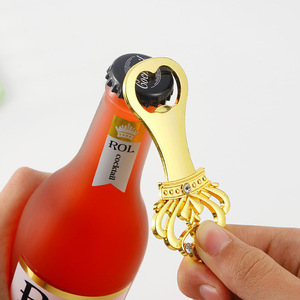 Imán de nevera de metal con relieve, abridor de botellas de cerveza creativo con corona dorada, recuerdo, directamente de fábrica - Product Image 2