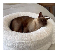 Coussin de voyage rond moderne de luxe en velours confortable, imperméable et rafraîchissant, avec housse amovible pour chiens et chats, idéal pour l'extérieur.