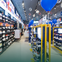 Étagère de présentation de chaussures de sport autoportante en métal, moderne, de luxe, détachable, antirouille, à 5 niveaux, pour usage commercial - Commandes OEM