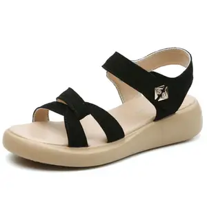 Zapatos de diseñador para mujer, sandalias de cuña de PU planas, blancas y doradas, para playa, verano 2022