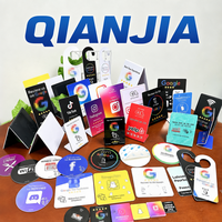Carte de table en acrylique personnalisable avec logo et code QR à scanner pour la commande et l'adhésion au programme de fidélité du restaurant