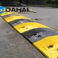 Rampe de sécurité routière en caoutchouc durable avec bandes réfléchissantes haute visibilité et surface antidérapante pour le contrôle du trafic