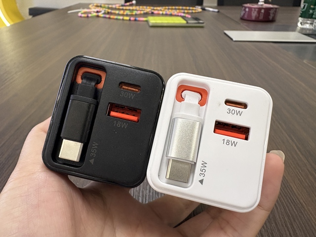 Foldable 65W PD GAN Charger USB Wall Charger Type c Adapters with Retractable Cable Factory Outlet Price