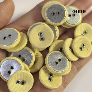 Boutons en aluminium personnalisés à deux trous, recouverts de tissu, avec œillets, attaches décoratives pour vêtements, garnitures pour enfants - Product Image 1