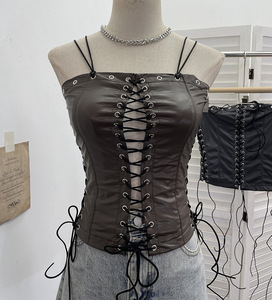 Kadın Moda Kıyafetleri İki Parçalı Etek Takımları PU Deri Kolsuz Sırtı Açık Halter Bluzlar ve Kürklü Mini Etek 2 Parçalı Takım Kadınlar - Product Image 2