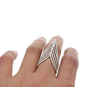2023 nuovo design <span class=keywords><strong>argento</strong></span> di alta qualità <span class=keywords><strong>sottile</strong></span> piccolo cz pavimentato elegante splendido <span class=keywords><strong>anello</strong></span> in <span class=keywords><strong>argento</strong></span> V chevron - Product Image 3