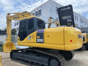 รถขุดไฮดรอลิกแบบตีนตะขาบ Komatsu PC200 มือสองจากญี่ปุ่นแท้ ใช้งานน้อย เครื่องยนต์ Komatsu แข็งแรง ทนทาน เหมาะสำหรับงานก่อสร้างและเหมืองแร่ - Product Image 3