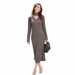 Elegante Vestido Midi de Punto con Cuello Alto y Abertura en V, Color Verde Oliva Sólido, Manga Larga, Transpirable, Grosor Estándar, Casual, Otoño - Product Image 1