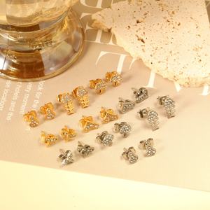 Pendientes de Acero Inoxidable con Baño de Oro de 18K al por Mayor, Hipoalergénicos, para Niños, con Diseño de Hoja y Circonita, de Moda - Product Image 1