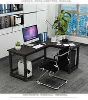 Bureau d'ordinateur moderne et simple en bois pour patron, manager, formation ou usage domestique