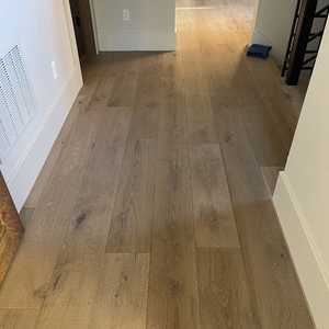 Parquet en chêne contrecollé de 15 mm, multicouche, teinté, grade AB, conforme à la norme IEC62321, à système de pose par clic, pour l'hôtellerie - Product Image 1