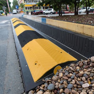 Xinye marque sécurité routière rampe d'incident de <span class=keywords><strong>trafic</strong></span> rampe en <span class=keywords><strong>caoutchouc</strong></span> <span class=keywords><strong>tapis</strong></span> de rampe couverture de câble vitesse bosses route bosse câble protecteur câble fil cordon - Product Image 5