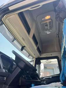 Camión Tractor FA-W J7 6x4 Usado, Año 2021, 550HP, Color Blanco, Cabina de Techo Alto, Rendimiento Premium, Transporte de Contenedores de Larga Distancia, Minería - Product Image 4
