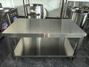 Hochbelastbarer Edelstahl Arbeitstisch mit Ablageboden für Großküchenausstattung - Product Image 4
