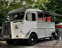 Camionnette alimentaire électrique rétro personnalisée Citroën avec machine à expresso commerciale pour affogato dans un centre artistique