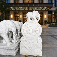 Statue d'éléphant en marbre pour décoration d'entrée, paire de sculptures d'éléphants en pierre naturelle avec base tambour