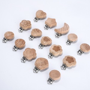 Clip per Ciuccio in Legno di Faggio Inciso al Laser e Acciaio Inossidabile, Durevole, Portatile e Riutilizzabile per Portaciuccio - Product Image 1