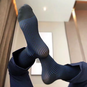 Jarretelles et tube droit pour hommes Chaussettes d'affaires formelles à rayures colorées à haute élasticité pour hommes Chaussettes universelles simples à tube haut - Product Image 1