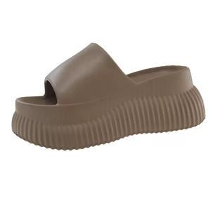 Chaussons pour homme et femme, élégants et tendance, pour l'extérieur, avec ajustement polyvalent et fonction antidérapante - Product Image 1