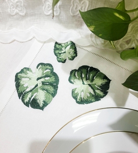 Ensemble de sets de table et serviettes en lin 100% brodé feuille de Monstera, blanc, avec ourlet en coton, lavable et réutilisable, vente en gros à prix abordable - Product Image 5