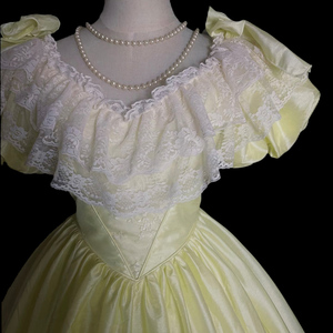 Robe de soirée de mariage vintage moderne, style princesse royale, en satin jaune, avec dentelle blanche, longueur au sol, col bateau, manches courtes, grand nœud - Product Image 4