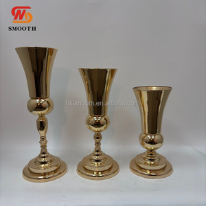 Precio al por mayor de SMOOTH: Elegantes jarrones de metal dorado en forma de trompeta con pedestal para centros de mesa de boda. - Product Image 1
