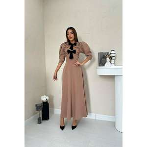 Robe longue en satin camel coupe trapèze avec nœud décoratif, décolleté en V et découpes, robe de bal à taille naturelle - Product Image 4