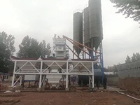 HZS50 PLC Kontrollü Elektrik Motorlu Beton Santrali 50m3/saat Kaldırma Haznesi Yükleme Opsiyonel 3 Hazneli 4 Hazneli Agrega Dozajlama